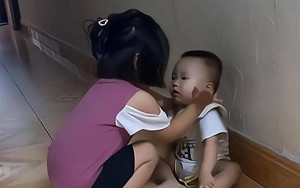 Trong lúc bố mẹ đi vắng, hàng xóm chụp lại cảnh tượng bàng hoàng của 2 đứa trẻ trong nhà: Không dạy con kỹ thì hậu quả là đây! 