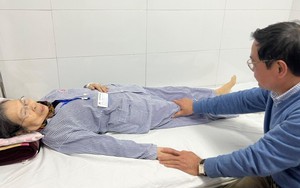 Cái nắm tay của vị bác sĩ trẻ tuổi giúp cụ bà vượt qua ung thư 20 năm