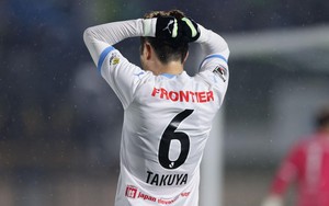 Đồng đội Công Phượng đá bóng thẳng vào lưới nhà, cả đội bất lực đứng nhìn