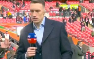 Phil Jones gây sốc khi dự trận chung kết Carabao Cup với tư cách… BLV