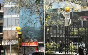 Bất chấp để "sống ảo", nhiều cô gái leo cả lên hàng rào để chụp với hoa sưa vô cùng phản cảm