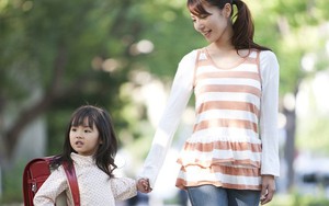 "Gửi con gái học ở lớp có giáo viên quen biết, tôi không ngờ mình vô tình hại con" - Câu chuyện có thật cảnh tỉnh các bậc cha mẹ