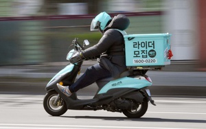 Shipper ngất xỉu trên đường, khách vẫn chỉ hỏi về món ăn giao thiếu: Khi nghề giao hàng đã "nguội" về tình người, tiền bạc, lương cao liệu có đủ bù đắp?