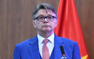 HLV Philippe Troussier diện trang phục trẻ trung, rạng ngời trong ngày nhậm chức HLV trưởng ĐT Việt Nam 