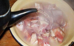 Kiểu rã đông thịt phổ biến nhiều nhà hay làm vô tình gây mất chất dinh dưỡng, thậm chí còn làm sản sinh hàng tá vi khuẩn gây hại