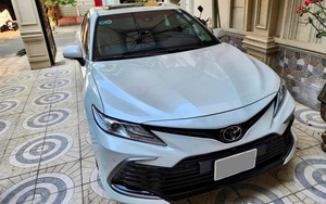 Chủ Toyota Camry chịu lỗ trăm triệu nhưng vẫn bị chê vì đắt hơn giá chưa bóc tem: 'Như này mua xe mới cho sướng'