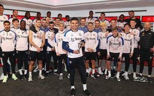 Ten Hag và cầu thủ MU xếp hàng chụp ảnh chia vui cùng Casemiro bên phần thưởng đặc biệt