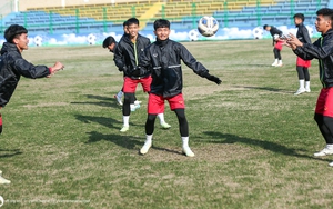 Bóng đá Việt Nam ngày 28/2: U20 Việt Nam tập trên mặt sân xấu