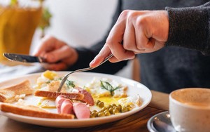 Sau khi thức dậy, có 4 việc nên làm đầy đủ để gia tăng tuổi thọ và 2 hành vi nên tránh nếu không muốn gan kêu cứu