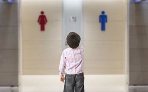 Không cho bé trai 6 tuổi vào WC nữ, cô gái bị mẹ cậu bé lăng mạ 20 phút vì 'trẻ con không biết gì?'