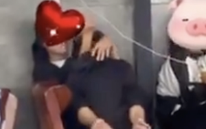 Cặp đôi học sinh gây tranh cãi vì thân mật quá đà giữa quán cafe, netizen ngán ngẩm: "Từ bao giờ tình cảm học trò lại thoáng thế này?"