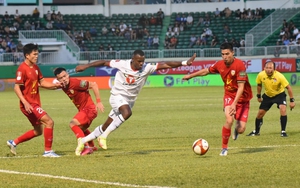 HLV Kiatisuk phải động viên Tuấn Anh, Minh Vương đá đủ 90 phút