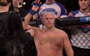 Huyền thoại Fedor Emelianenko nhận thất bại chóng vánh trong trận đấu cuối của sự nghiệp