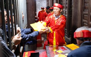 Hình ảnh người dân chen chúc xin ấn đền Trần Nam Định - Xuân Quý Mão 2023 