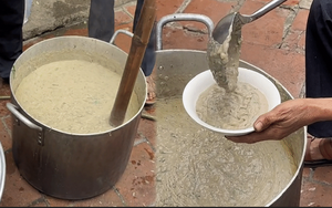 Về quê ăn cỗ, chàng trai khoe món 'cháo chuối' độc lạ phải hai người cật lực nấu mới xong