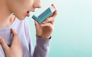 Bé gái 15 tuổi ngưng tim, tiên lượng nặng do gia đình tự ý dùng đơn thuốc cũ mà không khám lại