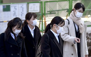 Những nguyên tắc giáo dục kỳ lạ ở Nhật Bản: Không mặc áo khoác khi trời rét chưa là gì so với quy định đồ lót phải cùng màu