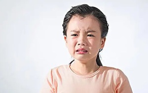 Con gái thường xuyên đau ốm bất thường, mẹ sinh nghi liền đưa đi khám bác sĩ: Vừa nghe chẩn đoán thì bật khóc vì hối hận