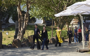 Hương Ly trình diễn áo dài thổ cẩm của La Phạm ở Bảo tàng Thế giới Cà Phê