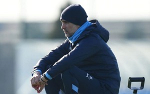 Guardiola trông chán nản trong buổi tập mới nhất của Man City