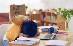 Tăng ca mỗi ngày, 12h đêm vẫn bị sếp réo tên, văn hoá nội bộ chỉ là những lời nịnh hót... nhưng mọi người vẫn khuyên tôi cố chịu đựng vì tầm này nghỉ việc là mất tất cả