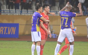 Thành Chung thân mật với cầu thủ Công An Hà Nội sau trận đấu