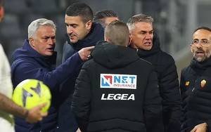 Mourinho nhận thẻ đỏ thứ ba trong mùa khi Roma thua đội áp chót, nhưng vẫn 'lén lút' chỉ dẫn học trò