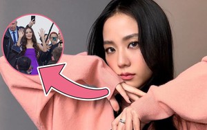 Ý nghĩa chiếc váy tím của Jisoo Blackpink tại Tuần lễ thời trang Paris