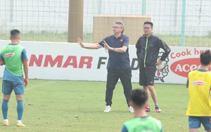 Bóng đá Việt Nam ngày 10/3: HLV Troussier mang tới sự thoải mái cho tuyển Việt Nam