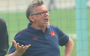 HLV Troussier không hài lòng, bắt lỗi ham chuyền dài của đội tuyển Việt Nam
