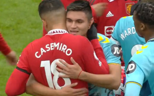 Casemiro được chính nạn nhân… an ủi sau pha phạm lỗi dẫn đến thẻ đỏ