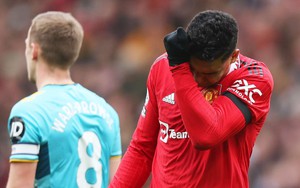 Casemiro nhận thẻ đỏ trực tiếp, MU gồng mình chống đỡ trước đội bóng bét bảng