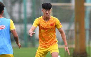 Vừa sát cánh ở U20 châu Á, đôi bạn thân Quốc Việt, Văn Trường đã phải đối đầu nhau ở U23 Việt Nam