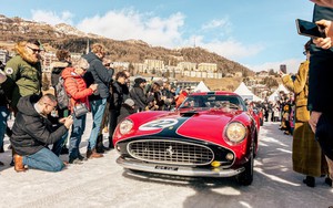 Trong đúng 2 ngày, một địa chỉ bất ngờ "lột xác" thành chốn gặp gỡ của giới siêu giàu, "lác mắt" với loạt xe hiếm có tiền cũng không mua được