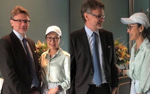 HLV Troussier chúc mừng Dương Tử Quỳnh, nhắc lại kỷ niệm đáng nhớ ở Hà Nội của hai người