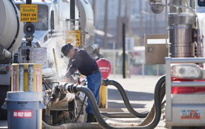 Giá dầu thế giới giảm hơn 2% sau khi vụ phá sản của SVB