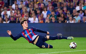 Trò cưng của Xavi chưa thể kí hợp đồng mới, không được mặc áo số 6 ở Barca vì lí do khó tin