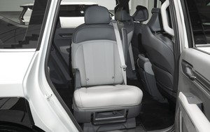 Thử ghế xoay 180 độ trên Kia EV9 để giải đáp: Chật không? Tiện không? Ngồi được những kiểu nào?