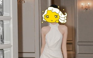 1 nữ người mẫu lâu lắm mới đi hát live mà chẳng nghe thấy tiếng hát đâu, netizen bình luận toàn chú ý vào… đôi chân!