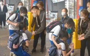 Bà lão nhặt được tiền rơi trên đường nhưng khăng khăng không trả, nữ sinh phải quỳ xuống đất van xin lại tiền của chính mình