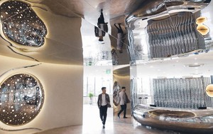 Văn phòng được sáng tạo bởi NTK người Mĩ: Lấy cảm hứng từ ngọn lửa mặt trời, vừa đậm chất nghệ thuật vừa kích thích sáng tạo 