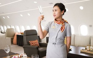 Đặc quyền của tiếp viên hàng không trên phi cơ riêng cho giới siêu giàu: Kiếm 12 triệu đồng/ ngày, được tặng đồ hiệu là chuyện thường