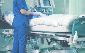 Chàng trai trẻ bị liệt nửa người vì thường xuyên ăn 3 thứ này: Độc hại hơn cả uống rượu, hút thuốc