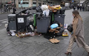 Sốc với loạt ảnh tại "kinh đô ánh sáng" Paris: 10.000 tấn rác chồng chất như núi, vẻ hoa lệ ngày nào bị xóa nhòa bởi mùi hôi thối 