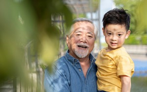 Nghe tin bố bệnh nặng, chúng tôi vội vã về nhà rồi xấu hổ khi thấy ông ngồi ung dung đọc báo