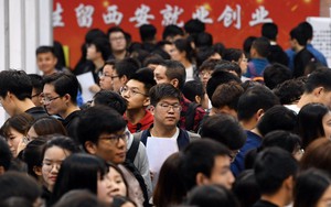 Tự nhốt mình trong phòng, thậm chí nhập viện vì học quá nhiều, sinh viên Trung Quốc đang phải đối mặt với một kỳ thi khó hơn cả "Gaokao"