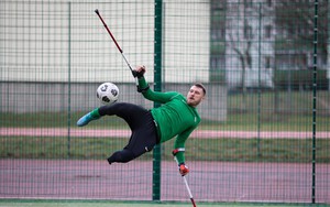 Chủ nhân Giải thưởng Puskas đã chinh phục thế giới bằng đôi nạng