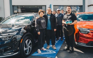 Người Mỹ nhận bàn giao 45 chiếc VinFast VF 8 đầu tiên ở cửa hàng, khách lấy sau còn được ship xe về tận cửa