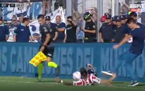 Bóng đá trên 'Quê hương' Messi: HLV hóa 'côn đồ', đá cầu thủ đối phương để nhận thẻ đỏ gây choáng