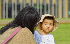 Vì sao đứa trẻ được nuôi dạy bởi người mẹ "khéo ăn, khéo nói" thường nhút nhát, lầm lì? – Đây là 2 lý do cực kỳ thuyết phục!